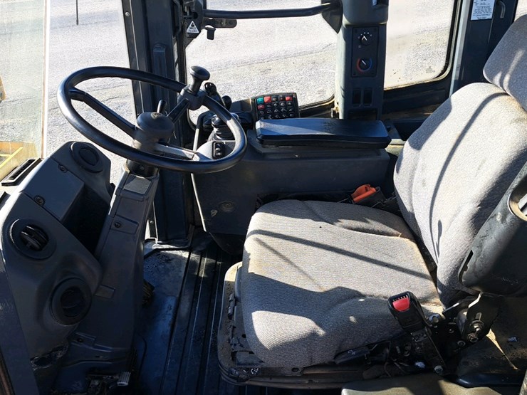 2018-deere-524k-image-12