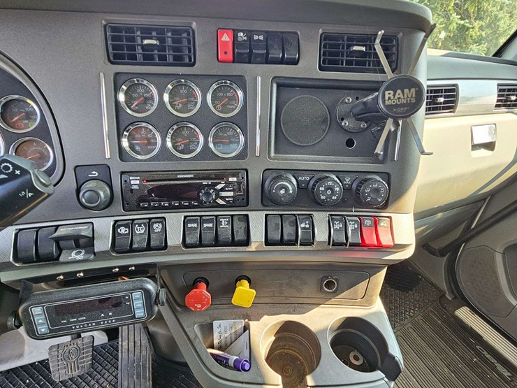 2019-kenworth-t880-image-25