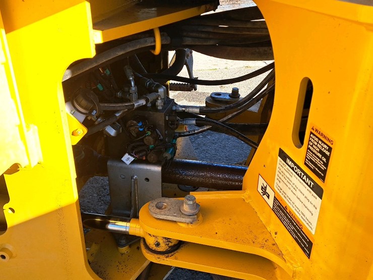 2018-deere-524k-image-23