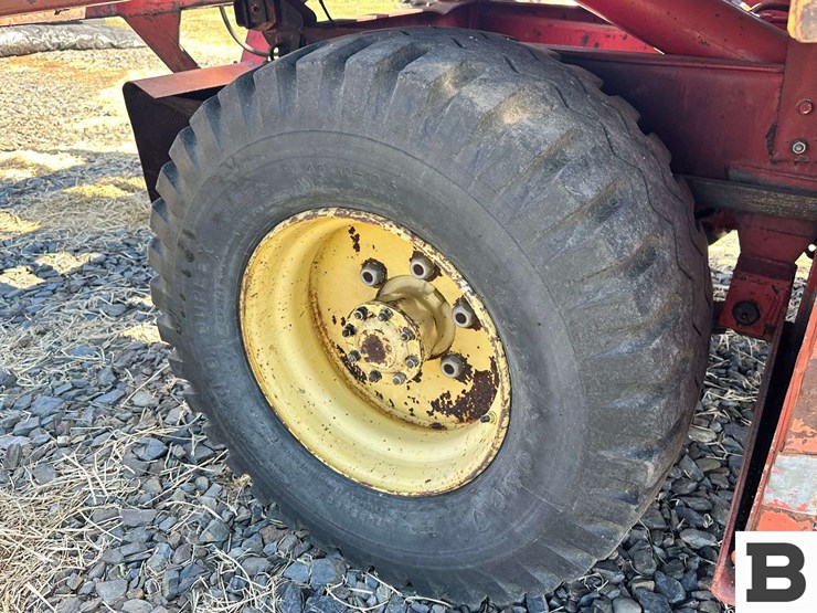 new-holland-1068-image-36