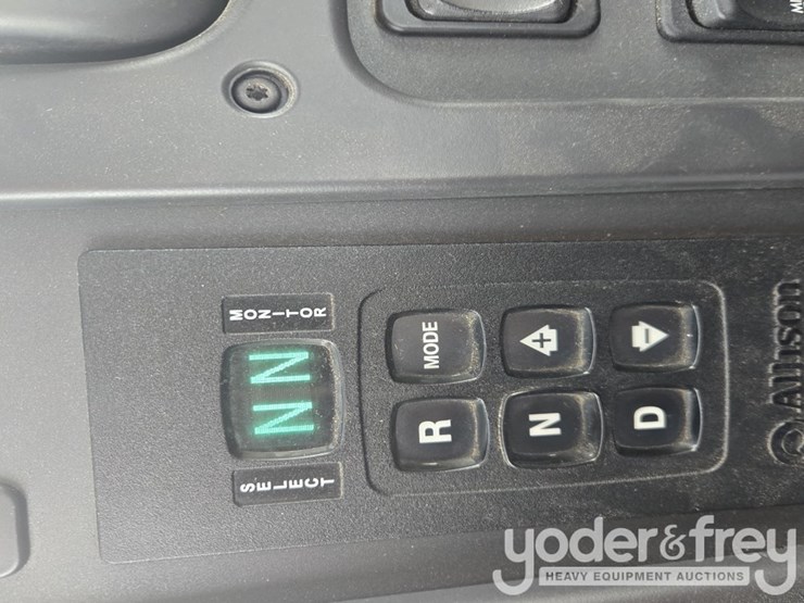 2021-freightliner-m2-106-image-4