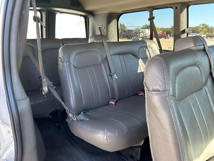 2016-chevrolet-express-2500-passenger-van-image-21