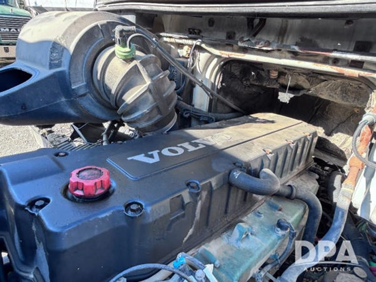 2003-volvo-10-image-72