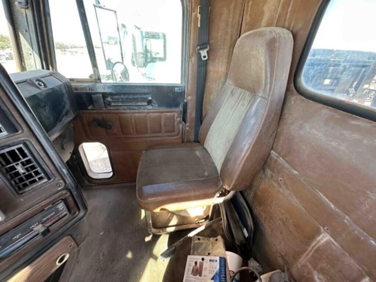 1996-freightliner-bobtail-water-truck-image-37