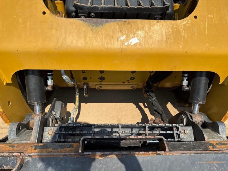 2024-caterpillar-242d3-image-17