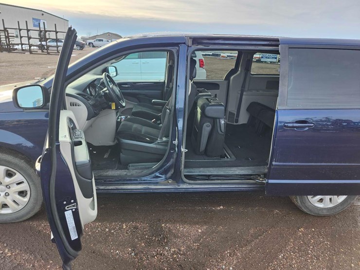 2015-dodge-grand-caravan-se-image-17