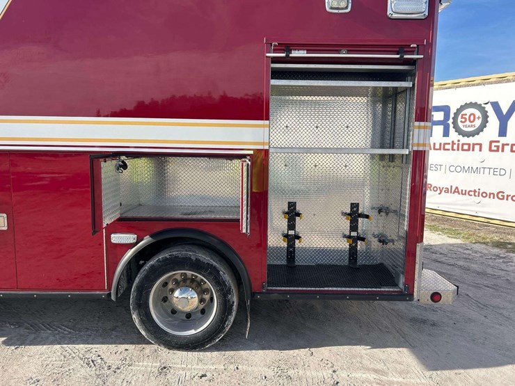 2014-freightliner-m2-106-image-21