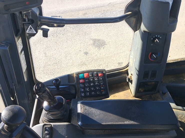 2018-deere-524k-image-13