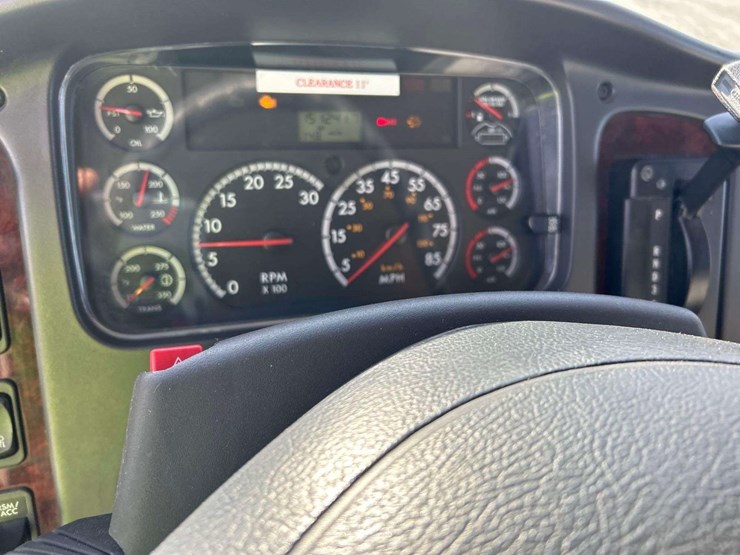 2014-freightliner-m2-106-image-12