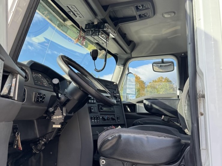 #4660-•-2013-cat-day-cab-truck-image-7