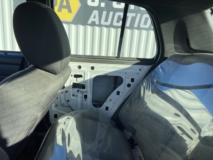 2011-ford-crown-victoria-sedan-image-16