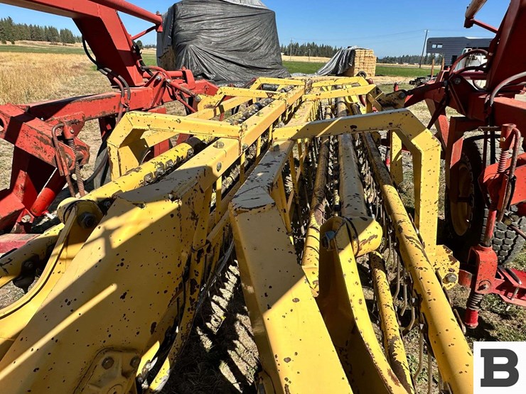 new-holland-216-image-36