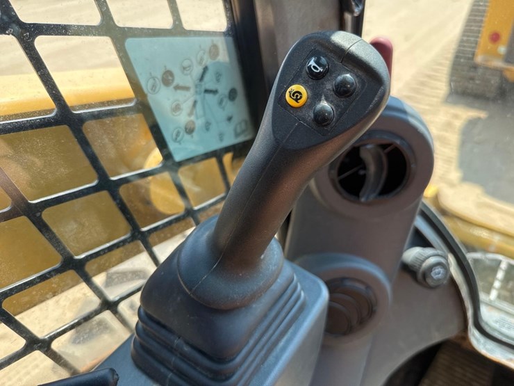 2024-caterpillar-242d3-image-28