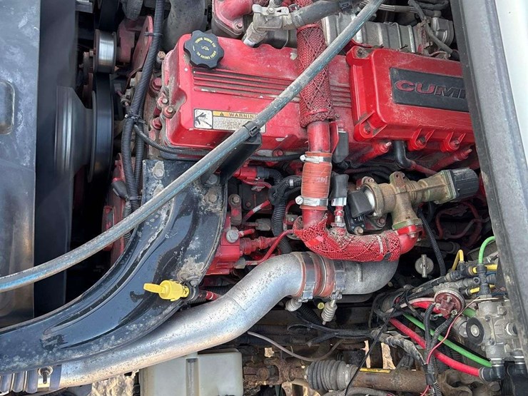 2013-freightliner-m2-106-image-32