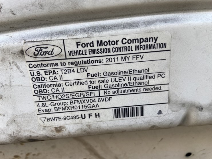 2011-ford-crown-victoria-sedan-image-25