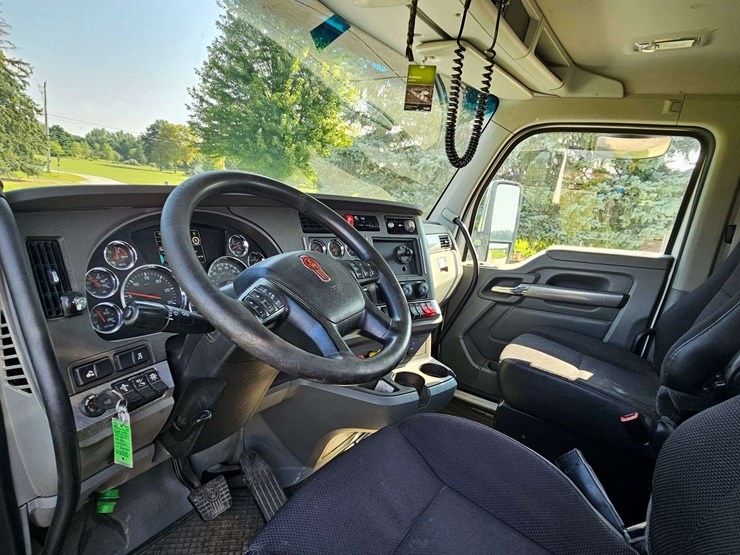 2019-kenworth-t880-image-16
