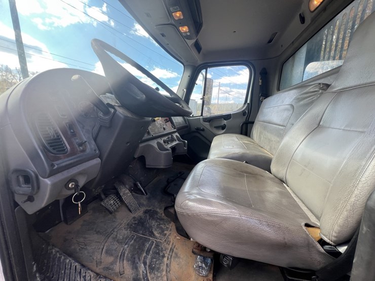 2007-freightliner-108sd-image-19