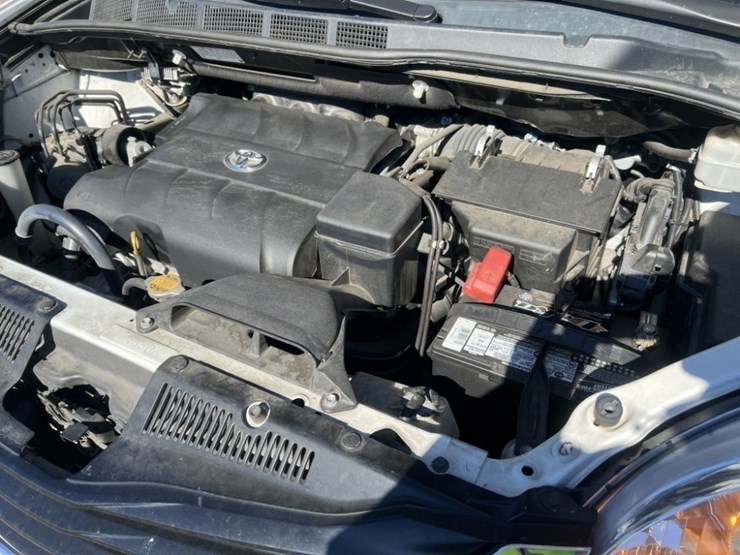 2014-toyota-sienna-le-image-38