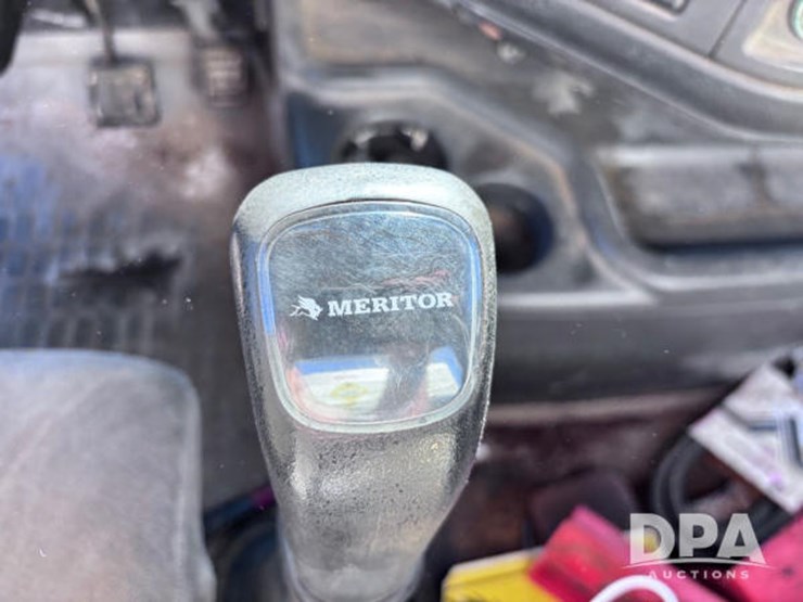 2003-volvo-10-image-97