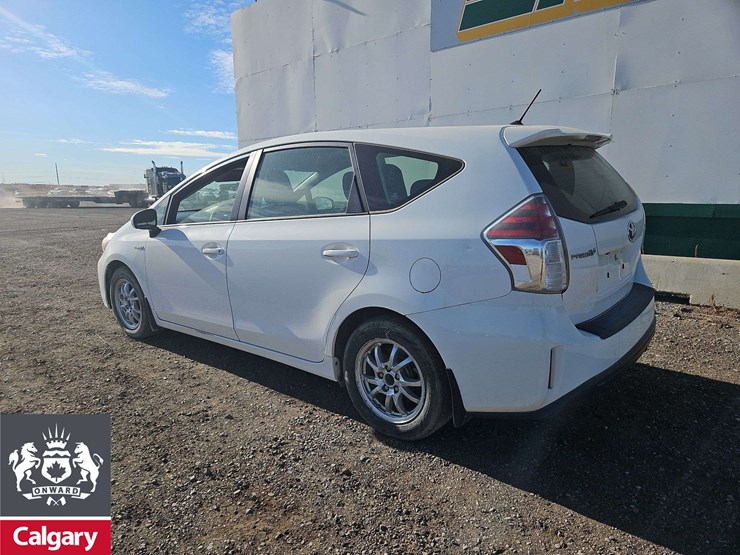 2015-toyota-prius-v-hybrid-4dr-wagon-image-3