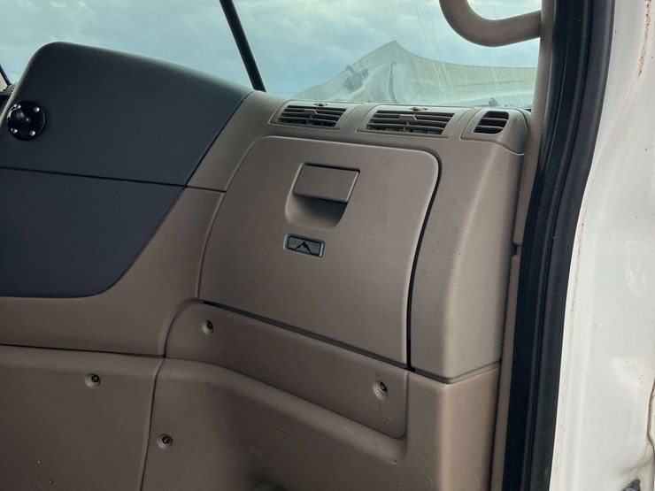 2013-freightliner-cascadia-image-39