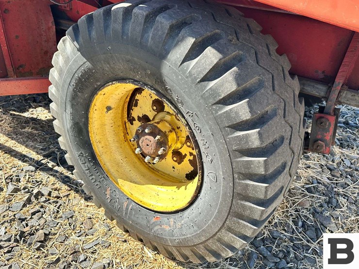 new-holland-1068-image-28