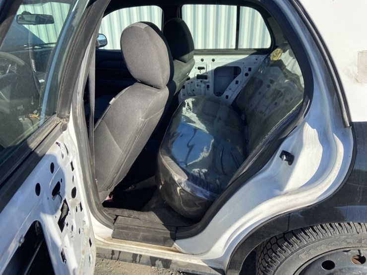 2011-ford-crown-victoria-sedan-image-15