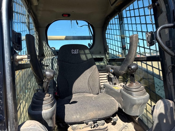 2018-caterpillar-259d-image-23