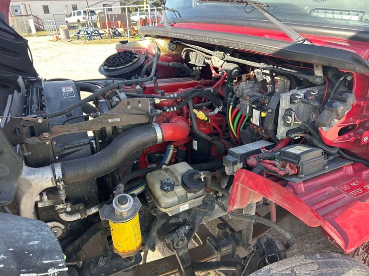 2014-freightliner-m2-106-image-8