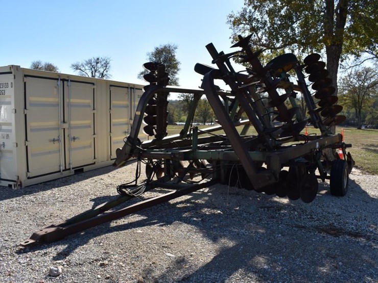 john-deere-335-image-2