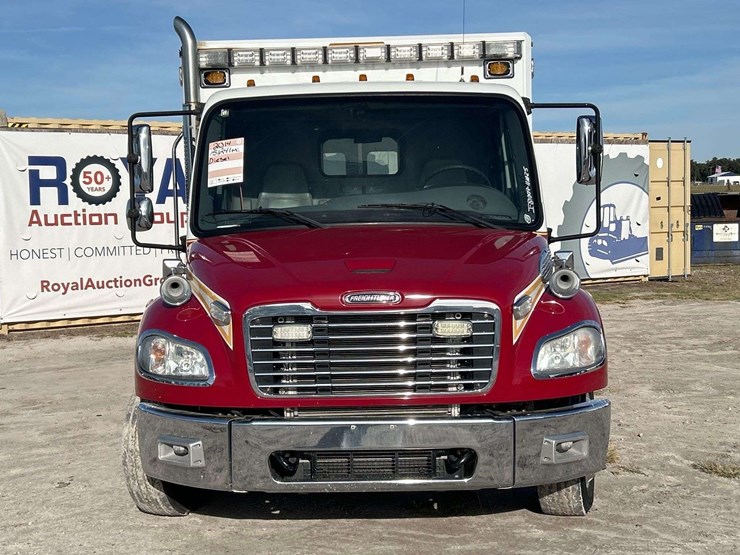 2014-freightliner-m2-106-image-32