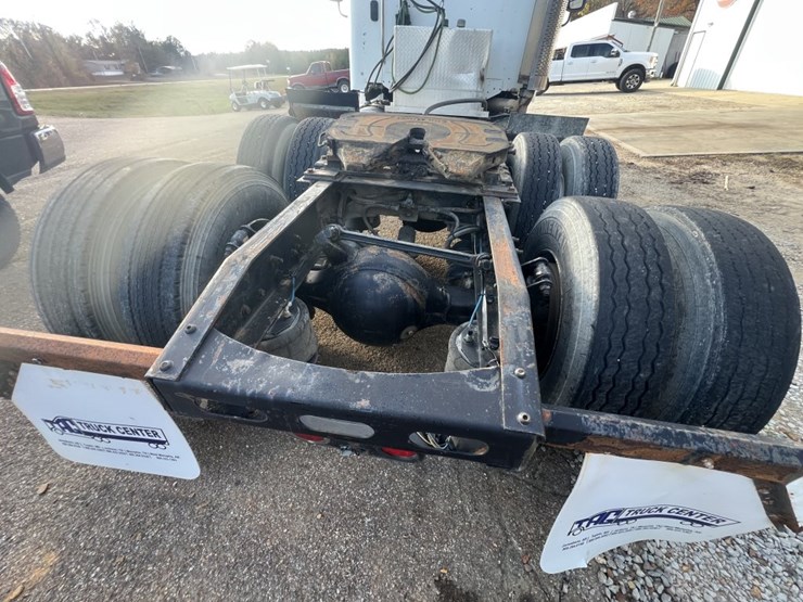 #4633-•-2004-freightliner-day-cab-image-6