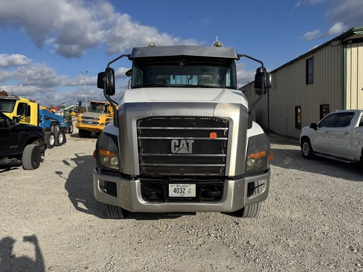 #4660-•-2013-cat-day-cab-truck-image-2