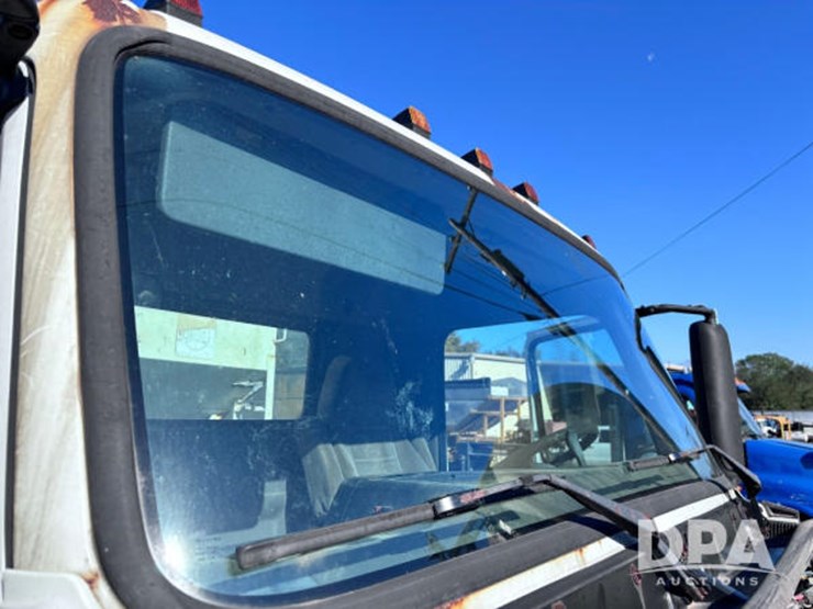 2003-volvo-10-image-80