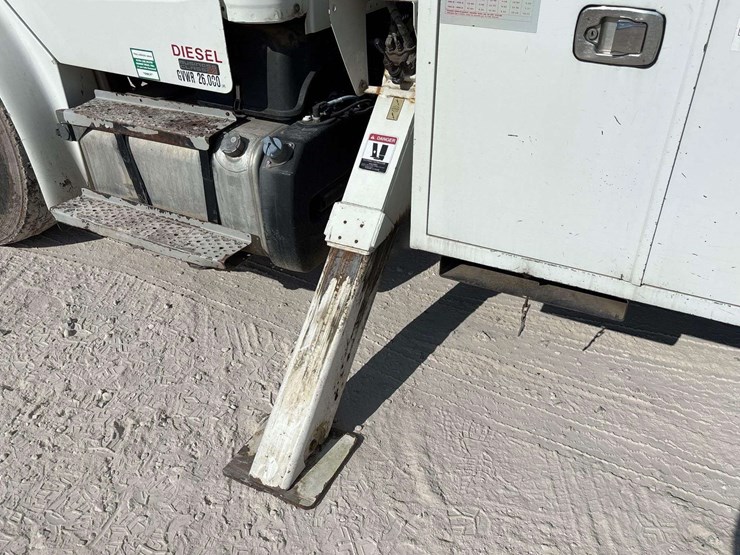 2012-freightliner-m2-106-image-33