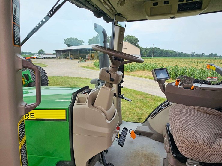 2011-john-deere-8285r-image-4