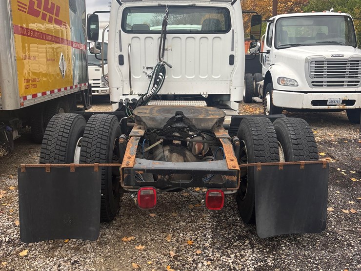 2005-freightliner-m2-106-image-4