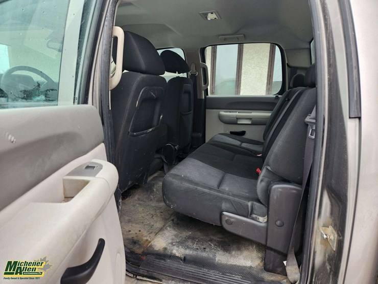 2012-chevrolet-silverado-2500hd-image-32