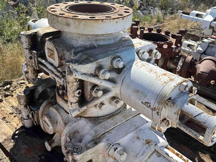 13-5/8-double-ram-bop-image-4