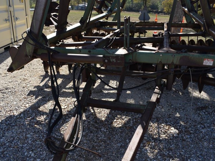 john-deere-335-image-9