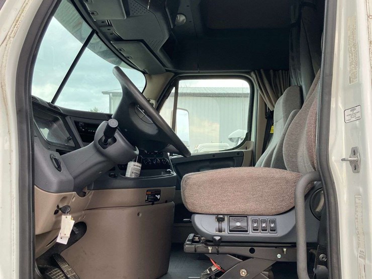 2013-freightliner-cascadia-image-30