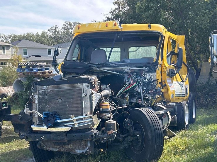 2013-freightliner-cascadia-125-image-4