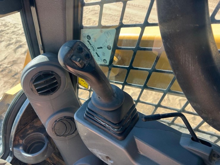 2020-caterpillar-259d3-image-24