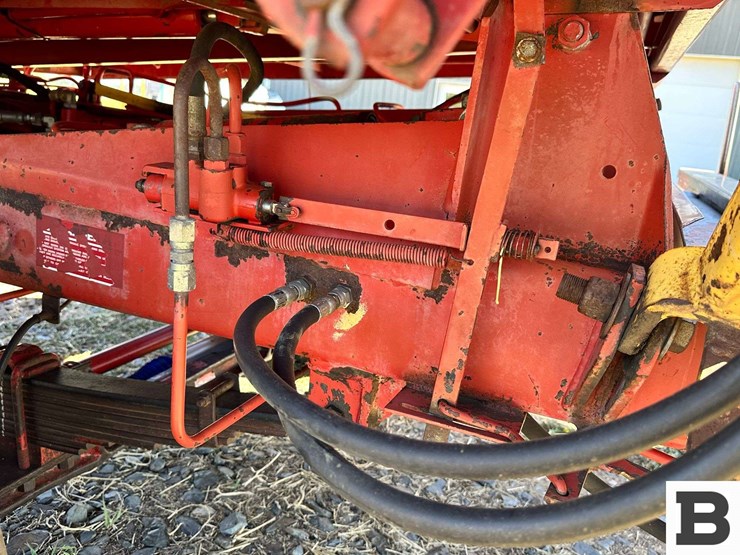 new-holland-1068-image-47