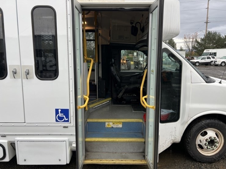 2015-chevrolet-express-paratransit-bus-image-19