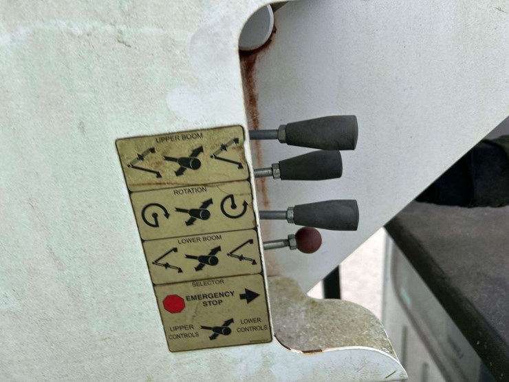 2015-freightliner-m2-106-image-24