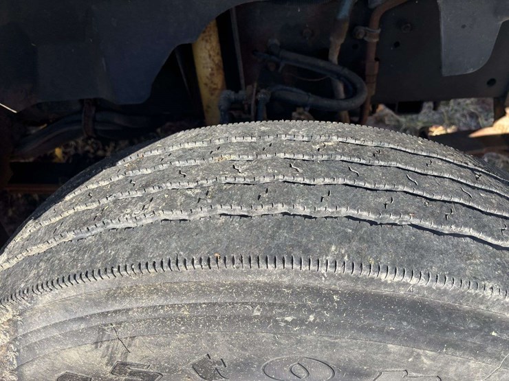 gmc-c7500-utility-truck-image-23