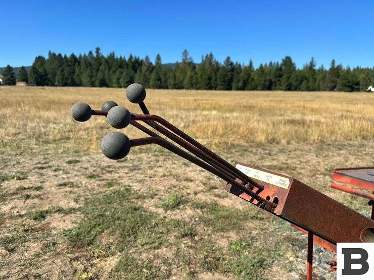 new-holland-1032-image-13