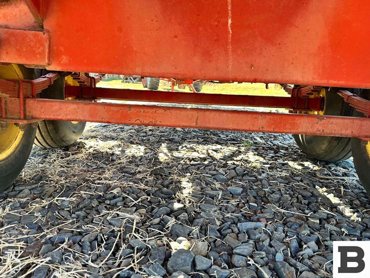 new-holland-1032-image-26