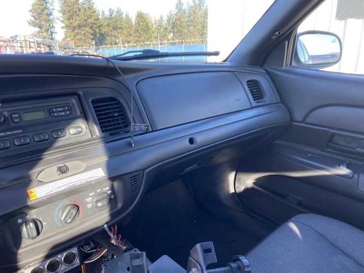 2011-ford-crown-victoria-sedan-image-12